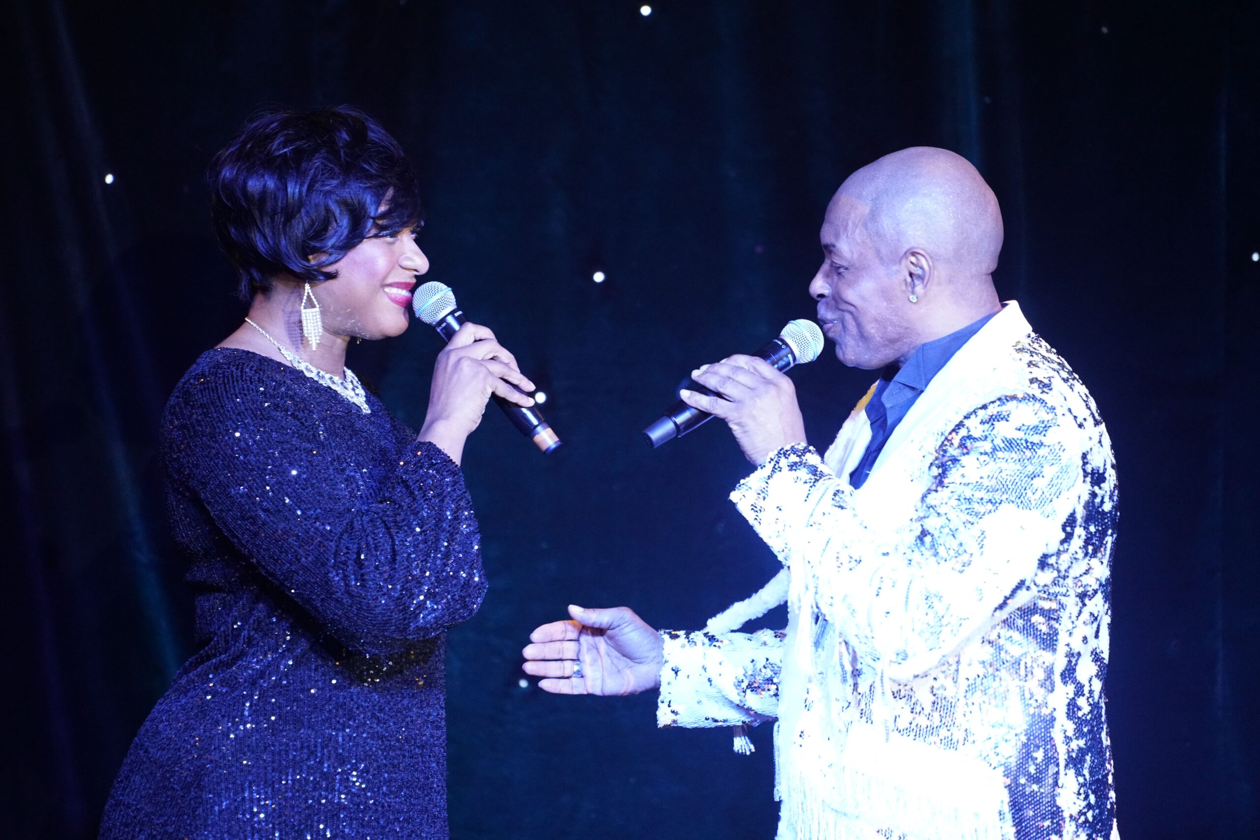 Motown duet at Motown Brunch Las Vegas: singer in a sequin dress and singer in a white sequin jacket